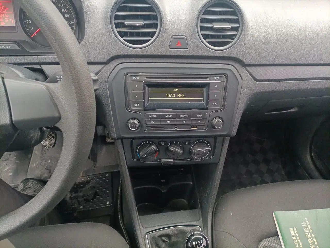 Volkswagen Jetta 2013 1.6L Manual Fashion Edition — миниатюра 14
