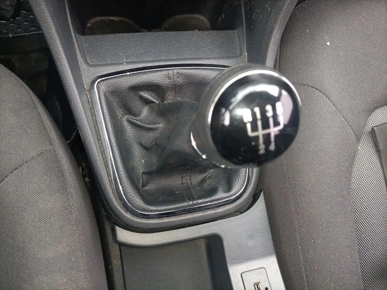 Volkswagen Jetta 2013 1.6L Manual Fashion Edition — миниатюра 15