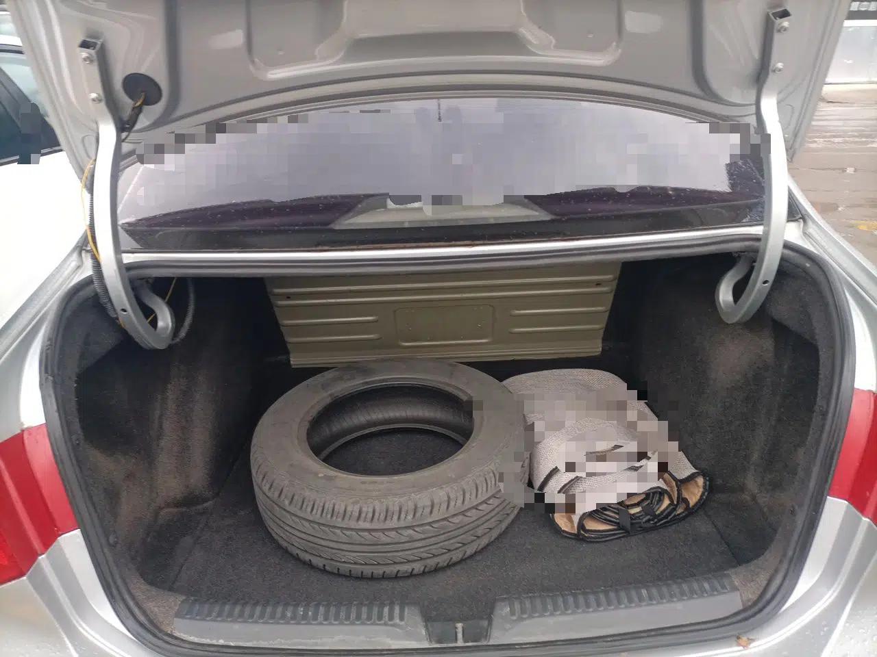 Volkswagen Jetta 2013 1.6L Manual Fashion Edition — миниатюра 20