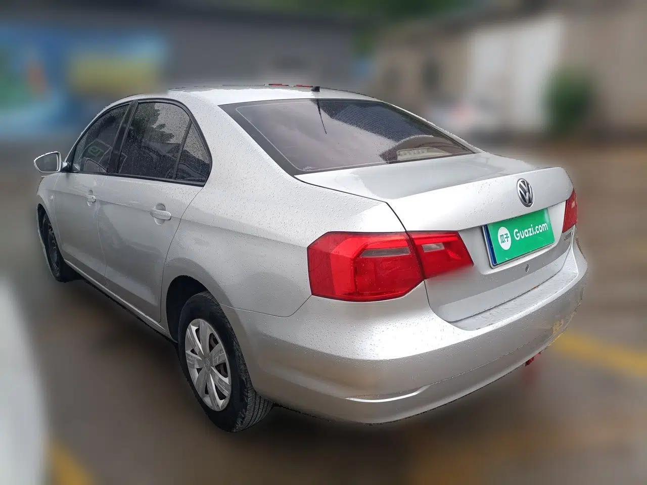 Volkswagen Jetta 2013 1.6L Manual Fashion Edition — миниатюра 4