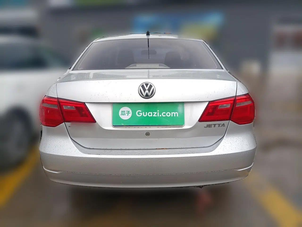 Volkswagen Jetta 2013 1.6L Manual Fashion Edition — миниатюра 5