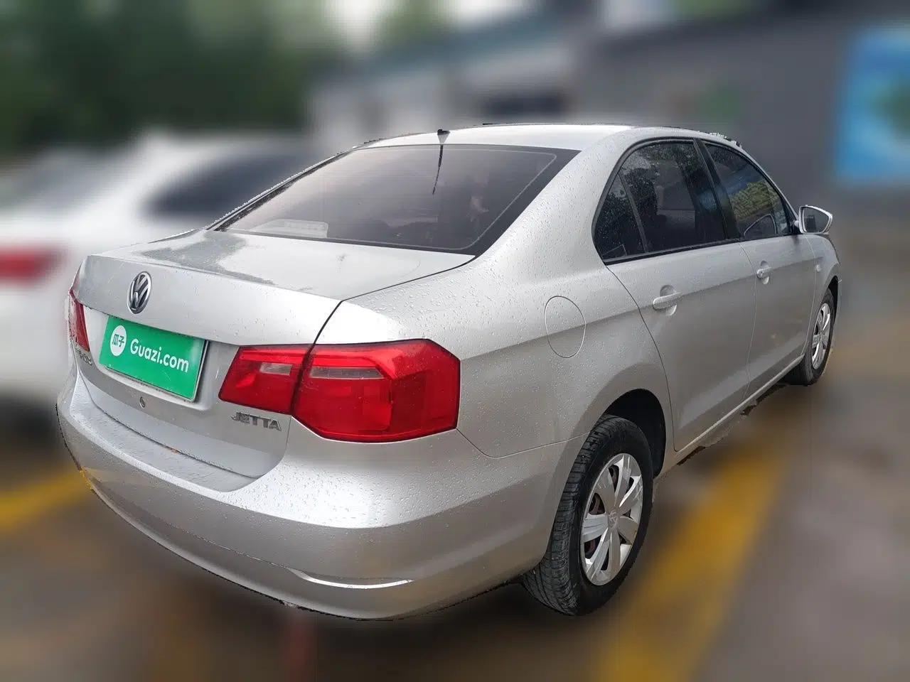 Volkswagen Jetta 2013 1.6L Manual Fashion Edition — миниатюра 6