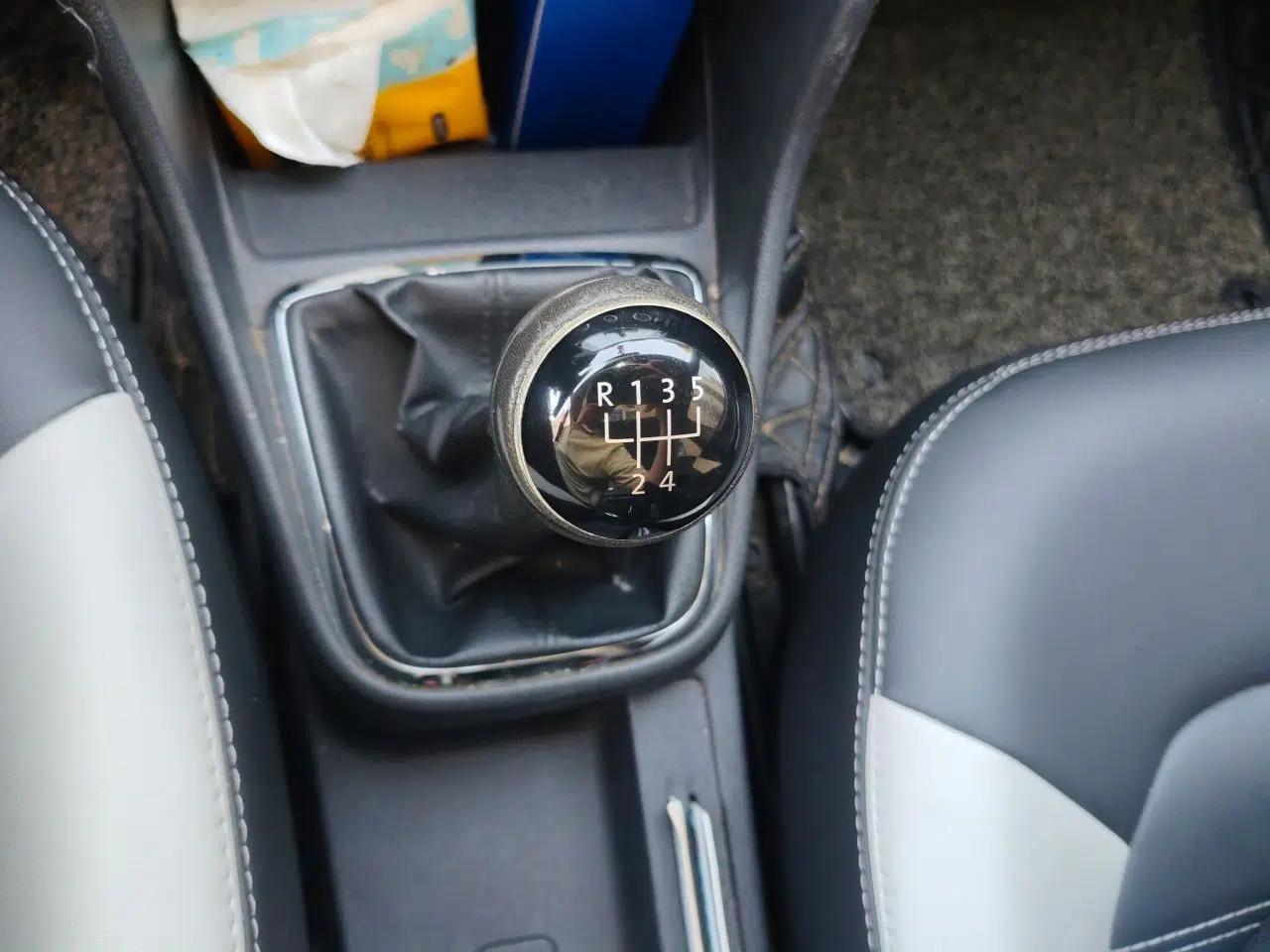 Volkswagen Jetta 2013 1.6L Manual Comfort Model — миниатюра 15