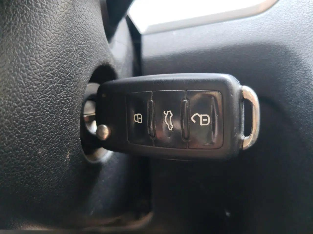 Volkswagen Jetta 2013 1.6L Manual Comfort Model — миниатюра 9