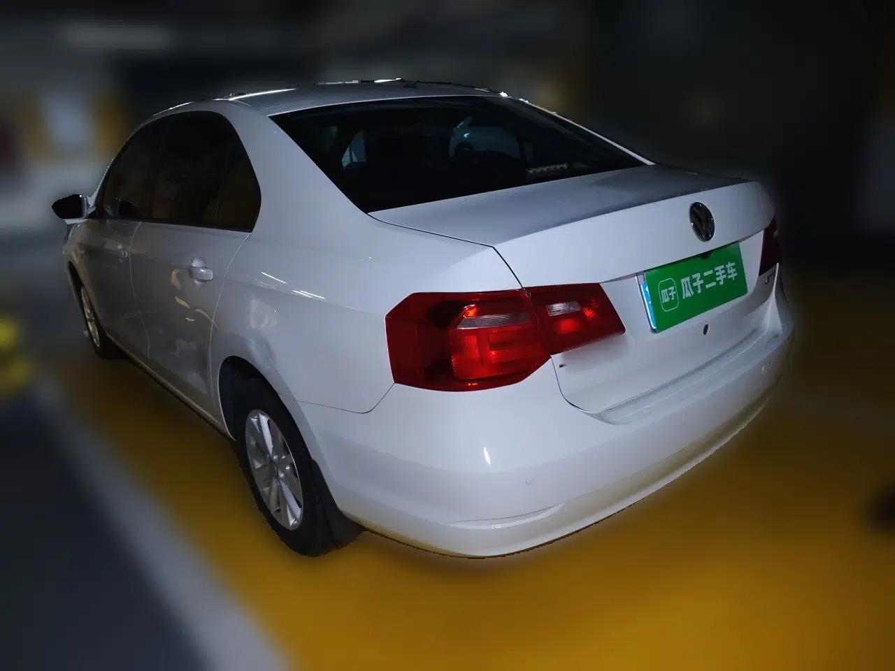 Volkswagen Jetta 2015 1.6L Manual Fashion Edition — миниатюра 4