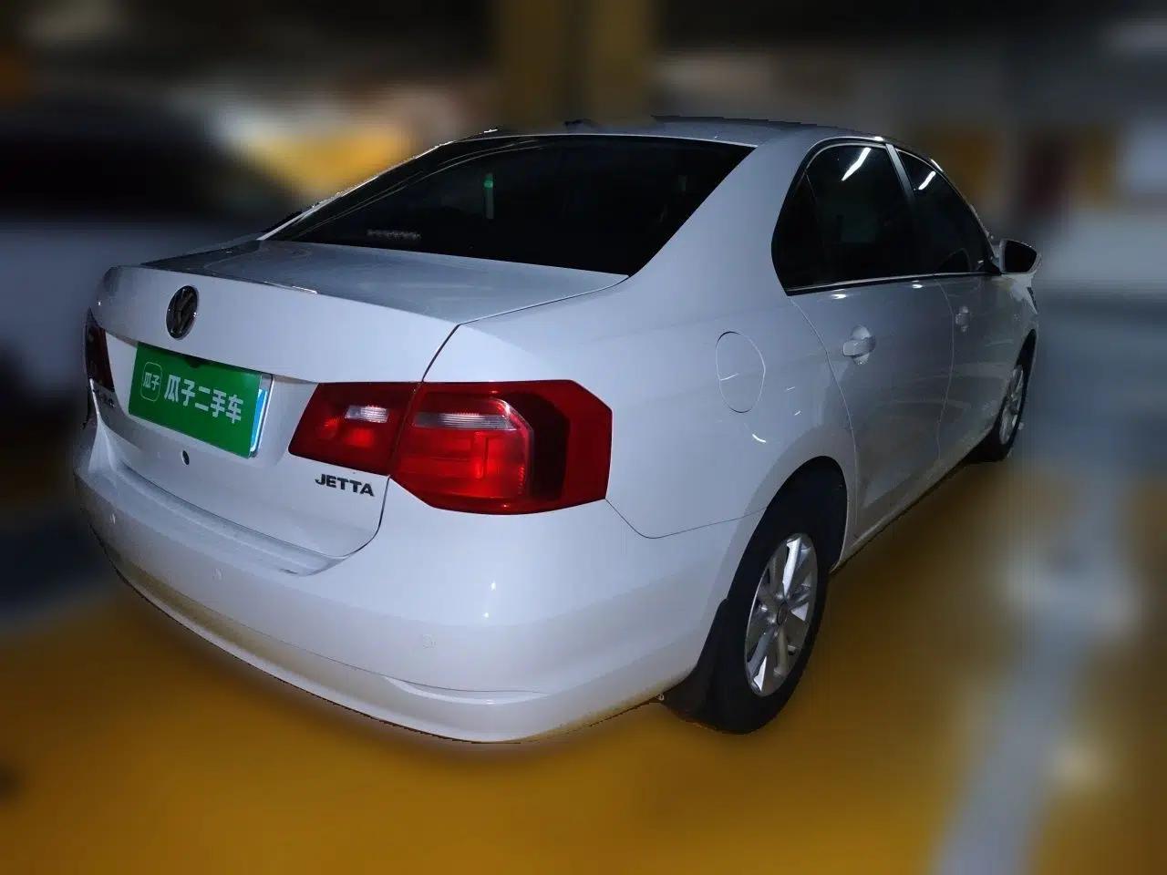 Volkswagen Jetta 2015 1.6L Manual Fashion Edition — миниатюра 6