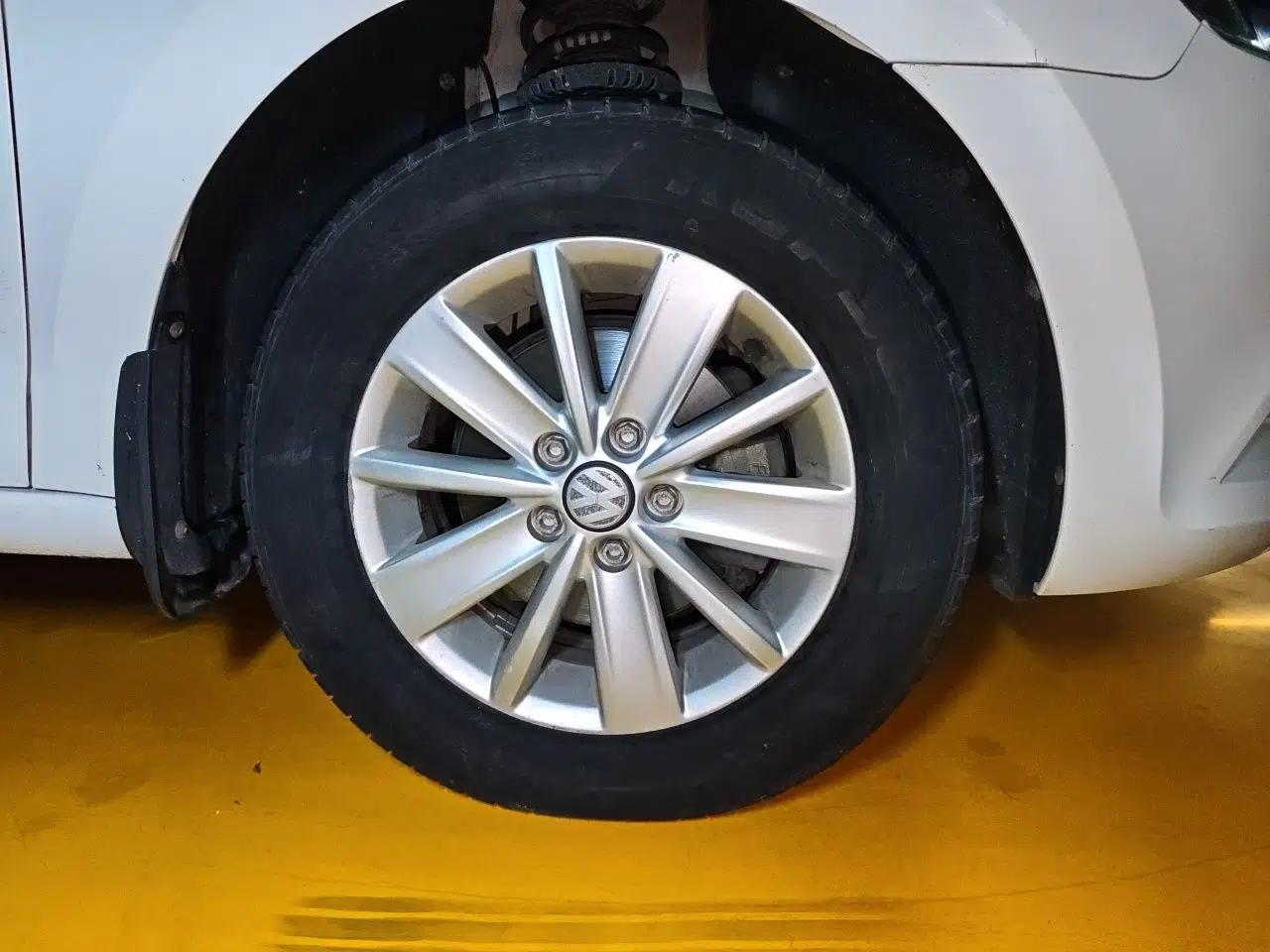 Volkswagen Jetta 2015 1.6L Manual Fashion Edition — миниатюра 8