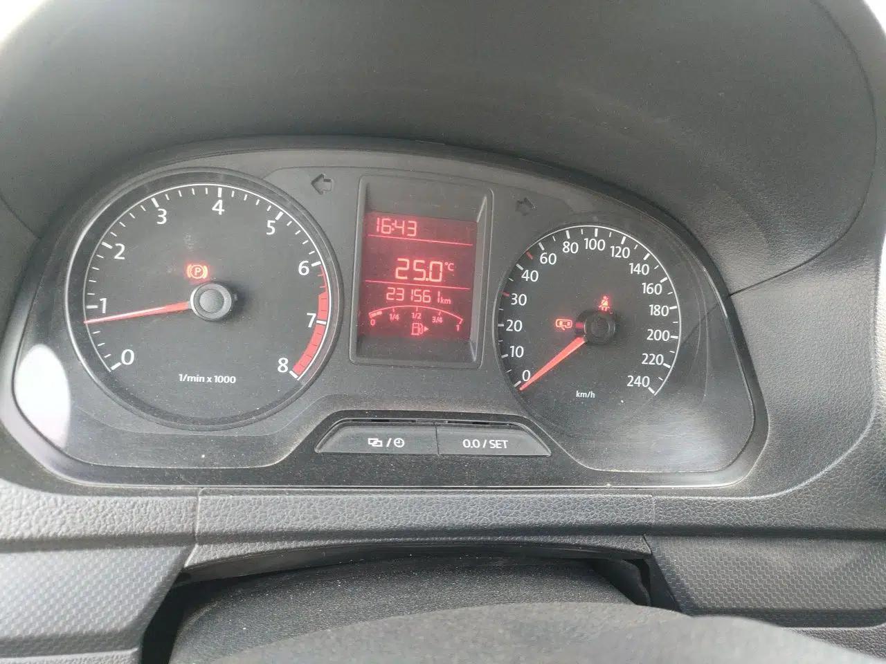 Volkswagen Jetta 2013 1.6L Manual Fashion Edition — миниатюра 12