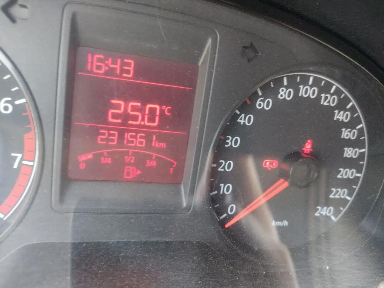 Volkswagen Jetta 2013 1.6L Manual Fashion Edition — миниатюра 13