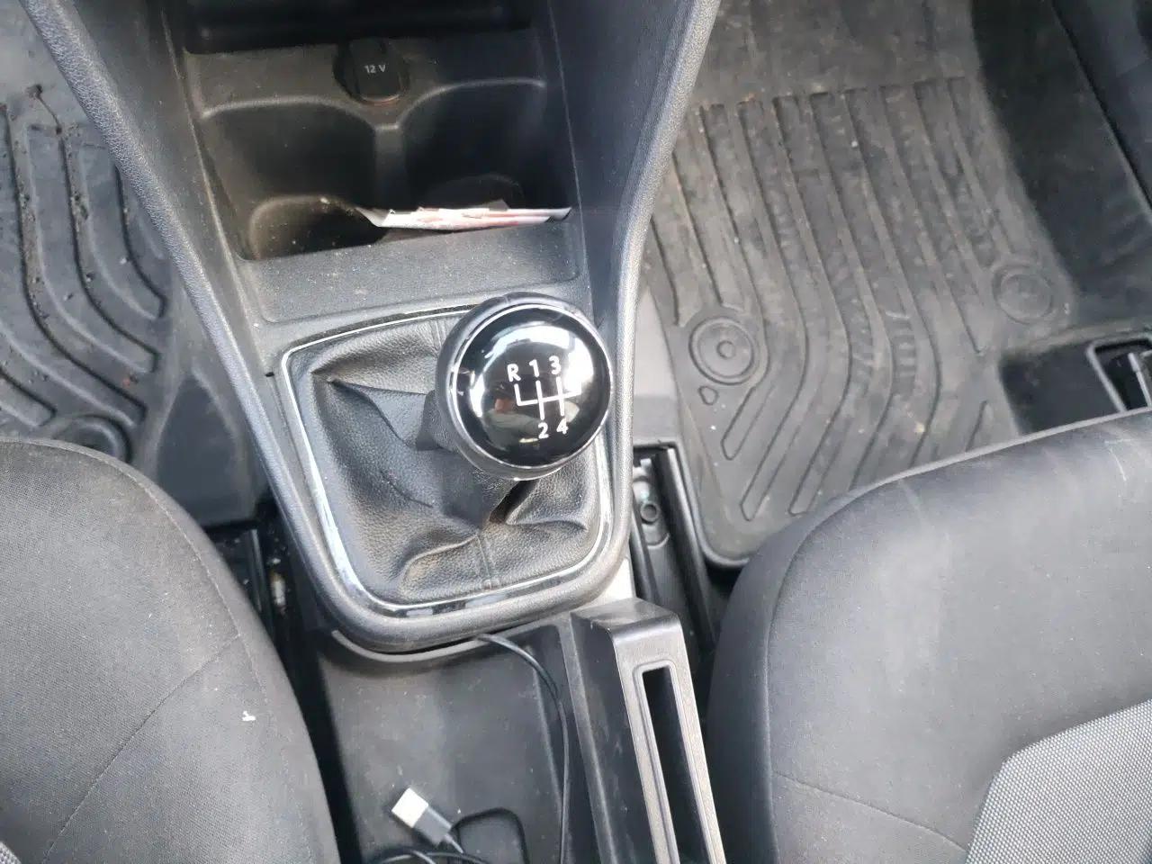 Volkswagen Jetta 2013 1.6L Manual Fashion Edition — миниатюра 15