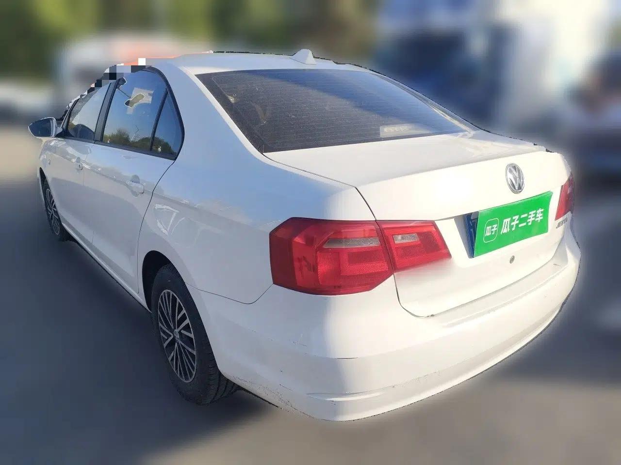 Volkswagen Jetta 2013 1.6L Manual Fashion Edition — миниатюра 4