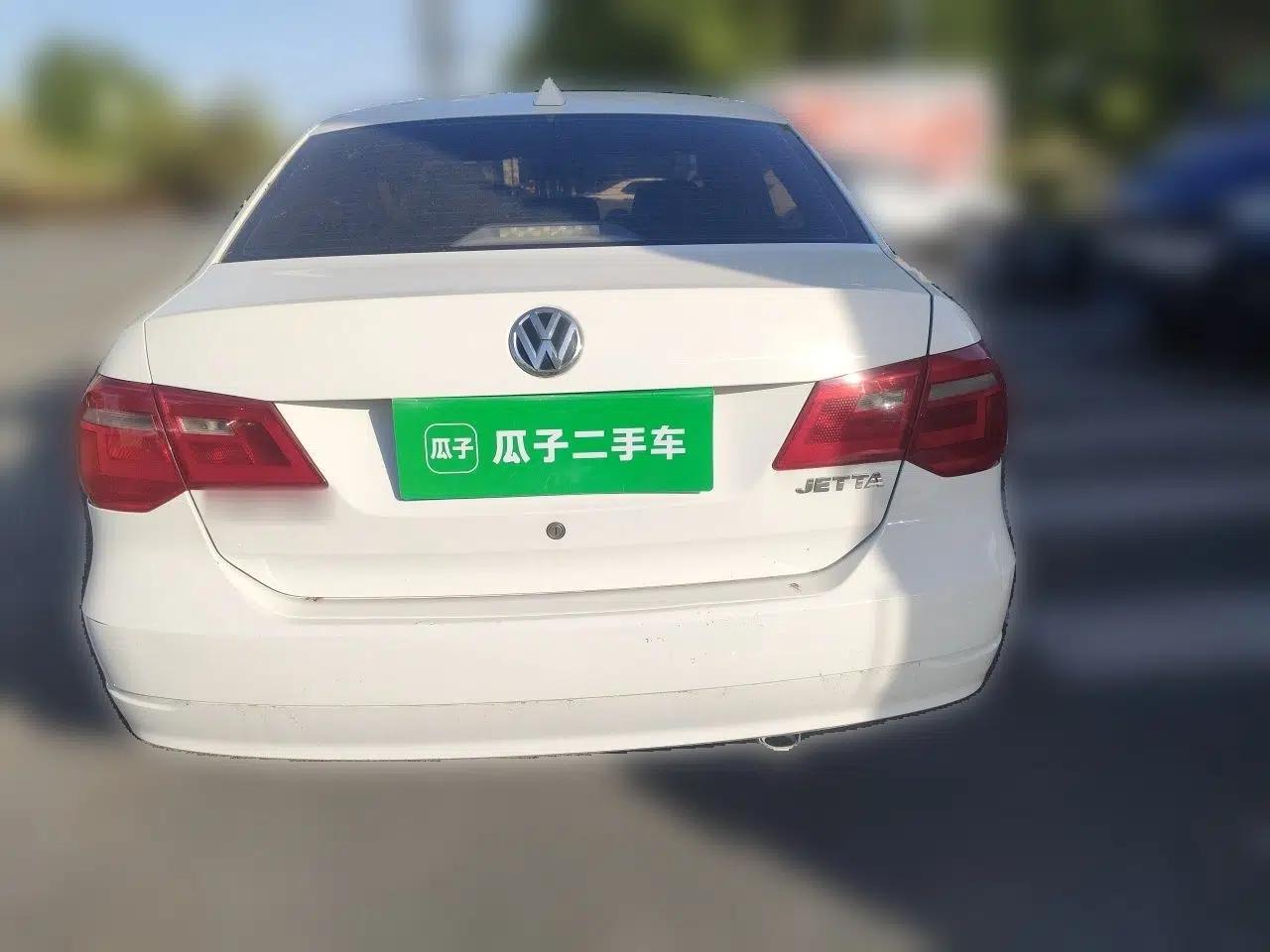 Volkswagen Jetta 2013 1.6L Manual Fashion Edition — миниатюра 5