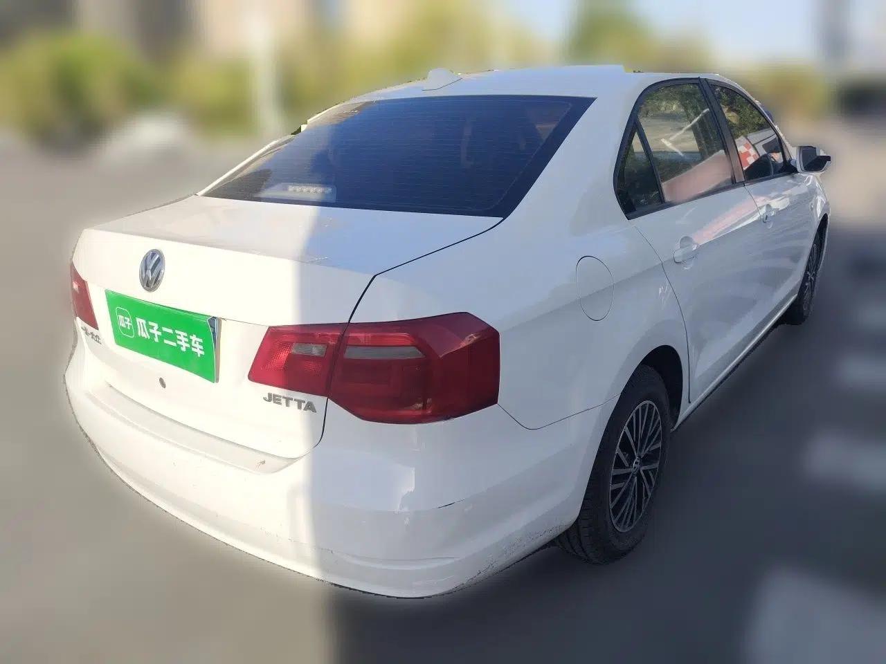 Volkswagen Jetta 2013 1.6L Manual Fashion Edition — миниатюра 6