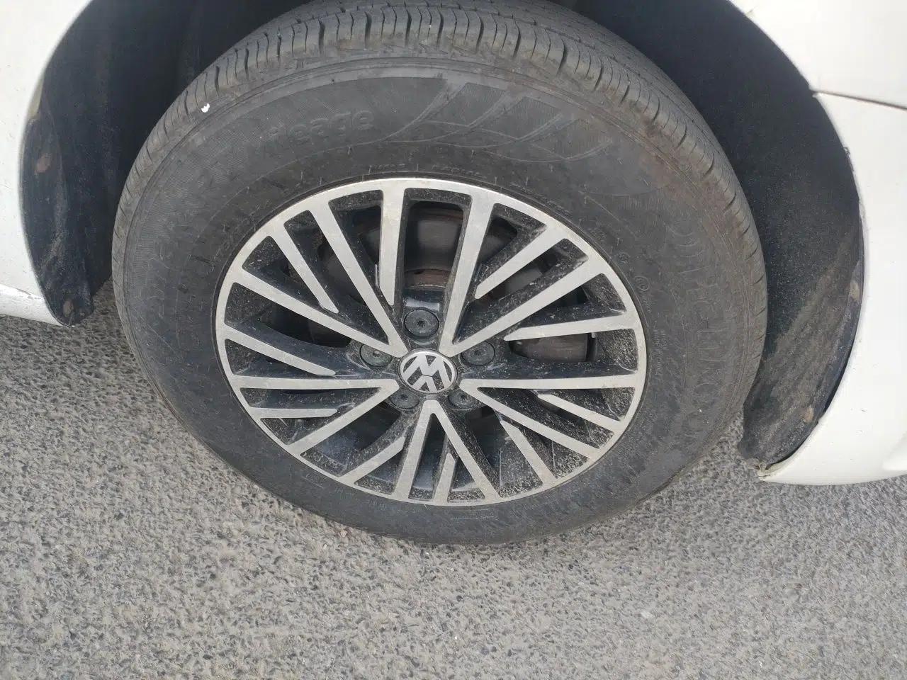 Volkswagen Jetta 2013 1.6L Manual Fashion Edition — миниатюра 8