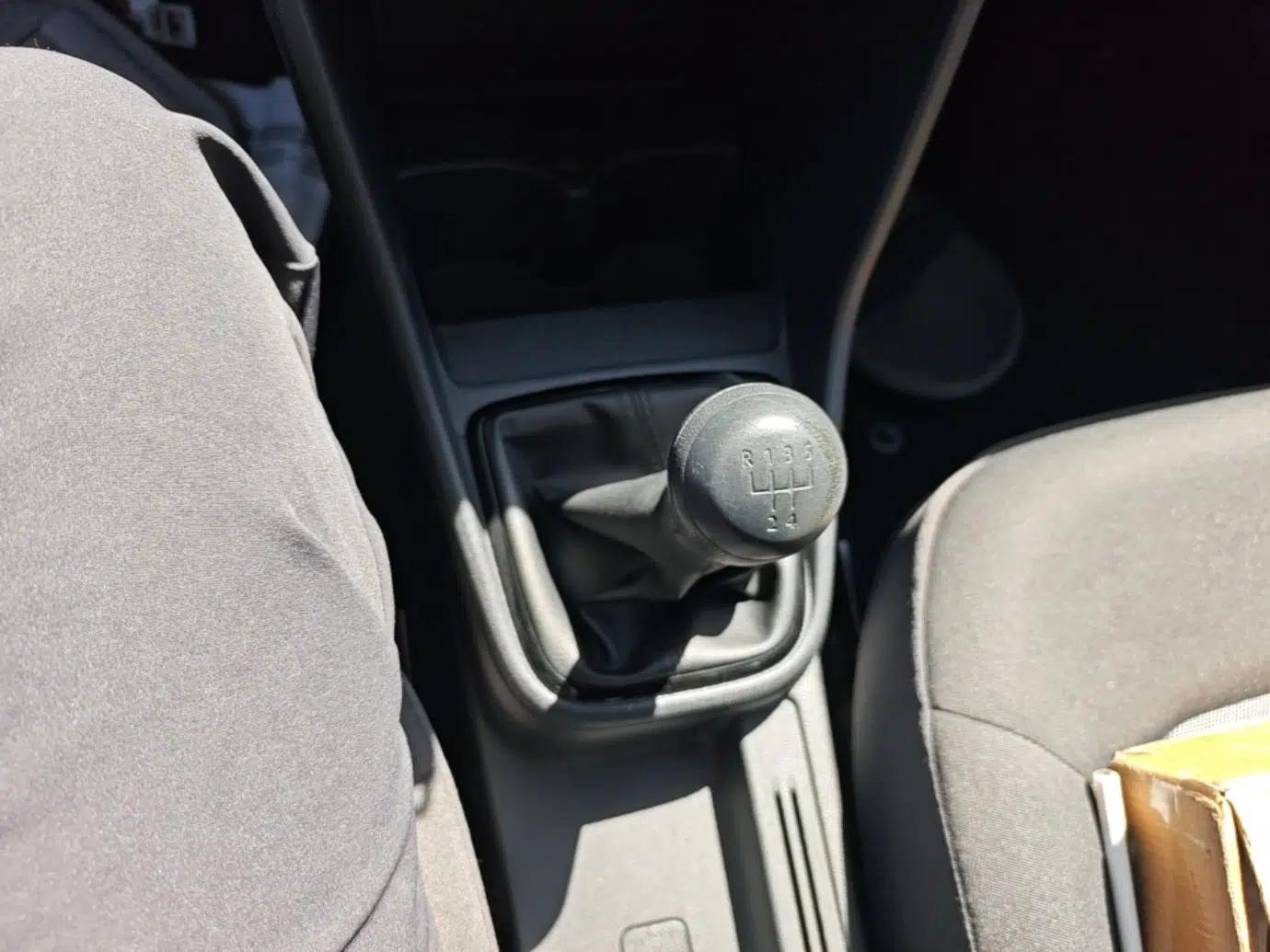 Volkswagen Jetta 2015 1.4L Manual Fashion Model — миниатюра 16