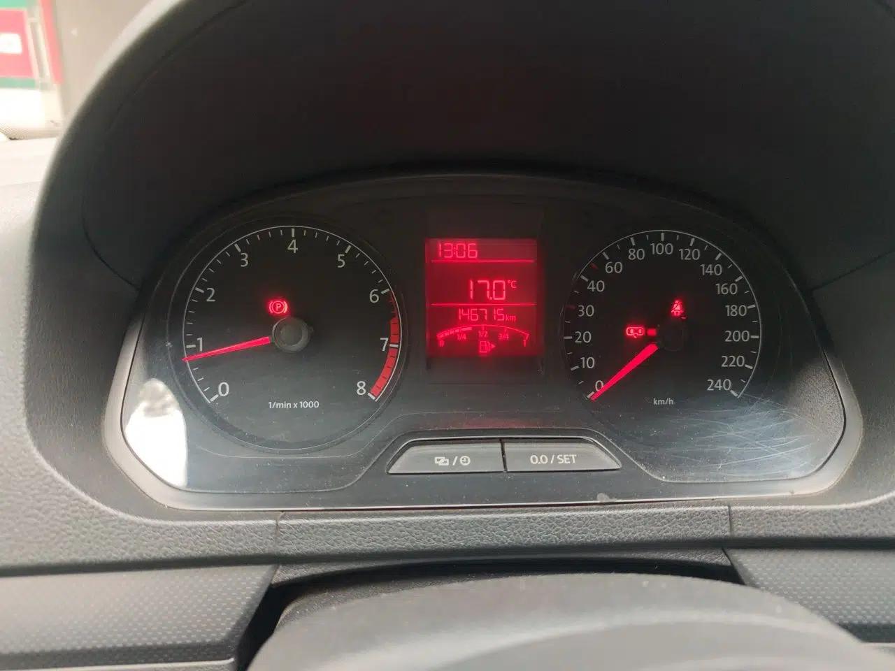 Volkswagen Jetta 2013 1.6L Manual Fashion Edition — миниатюра 12
