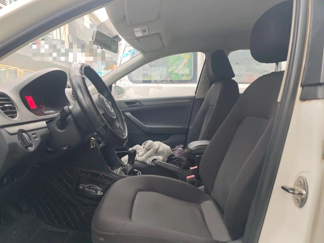 Volkswagen Jetta 2013 1.6L Manual Fashion Edition — миниатюра 16