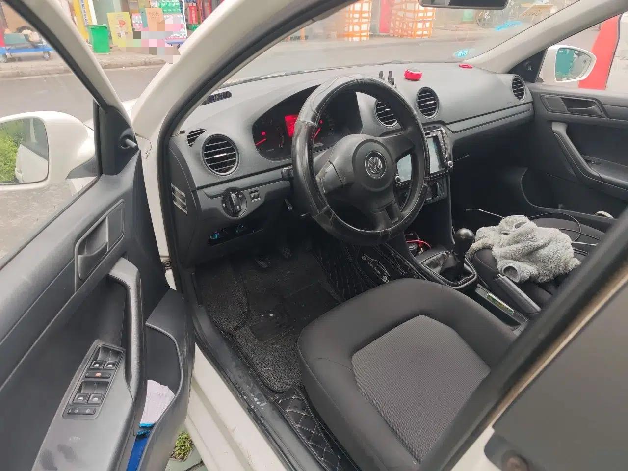 Volkswagen Jetta 2013 1.6L Manual Fashion Edition — миниатюра 17