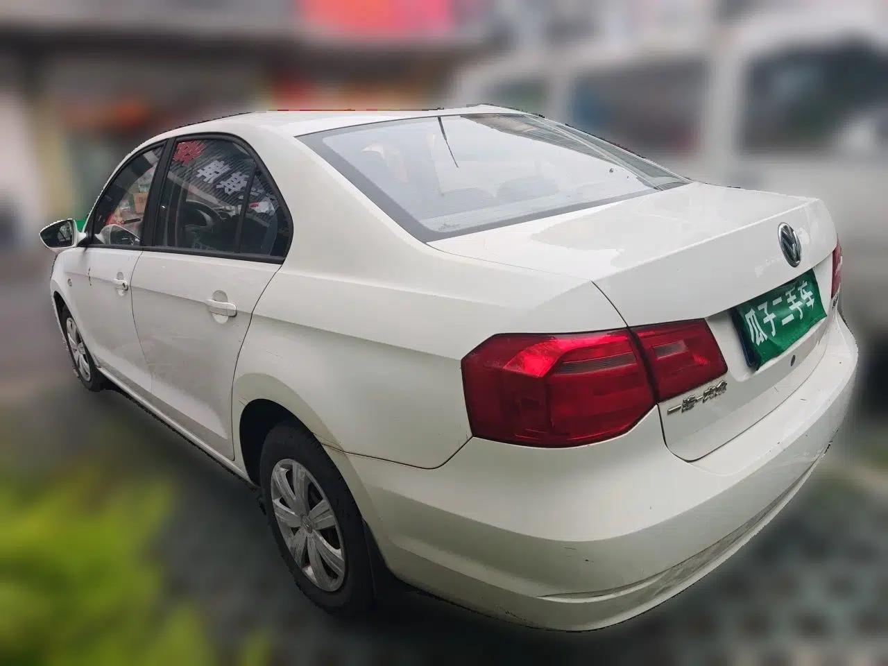 Volkswagen Jetta 2013 1.6L Manual Fashion Edition — миниатюра 4