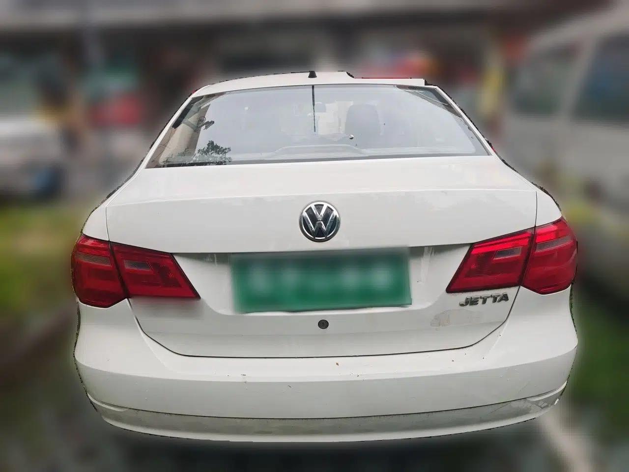 Volkswagen Jetta 2013 1.6L Manual Fashion Edition — миниатюра 5
