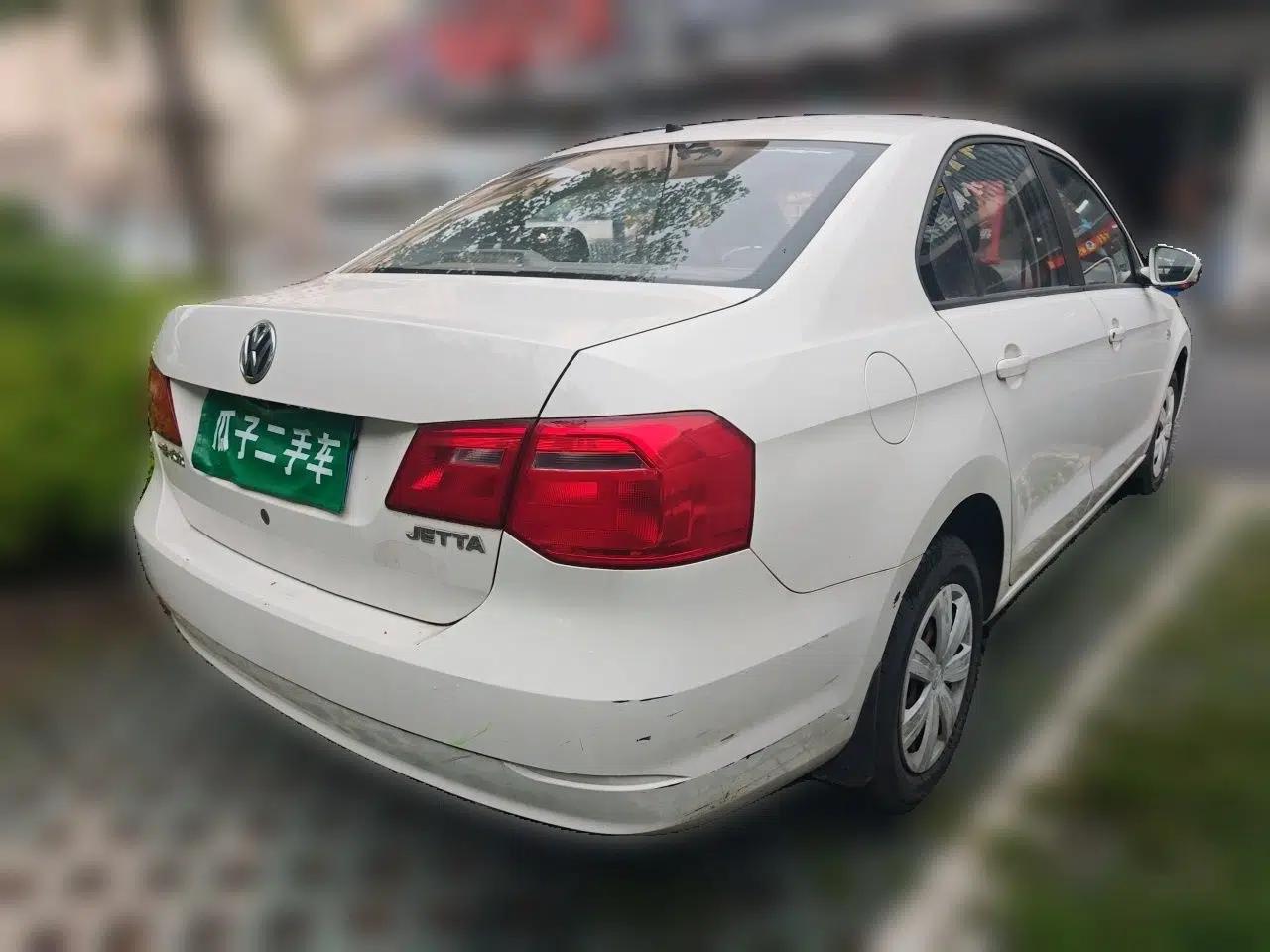 Volkswagen Jetta 2013 1.6L Manual Fashion Edition — миниатюра 6