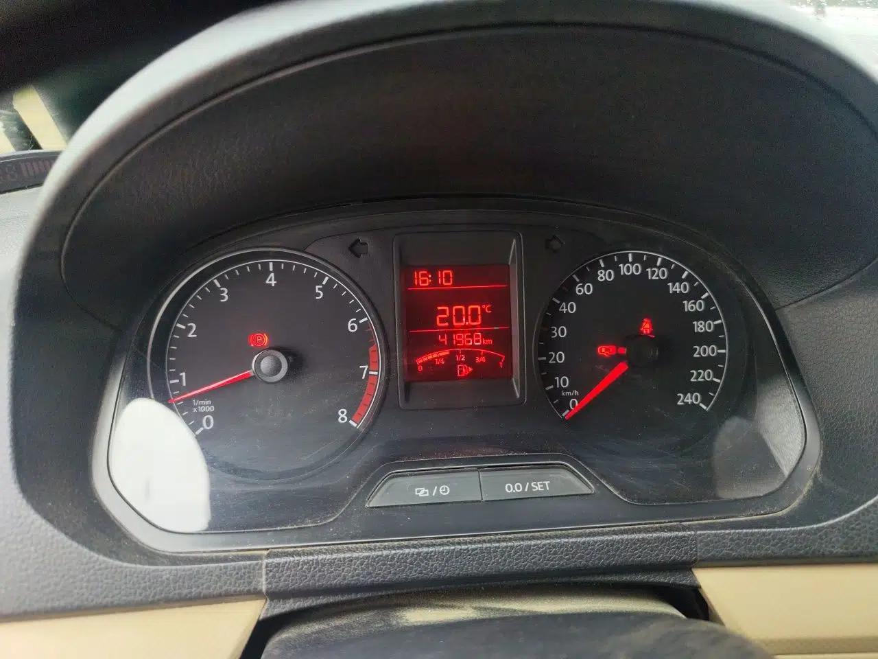 Volkswagen Jetta 2015 Zhuihui Edition 1.4L Manual Fashion Model — миниатюра 12