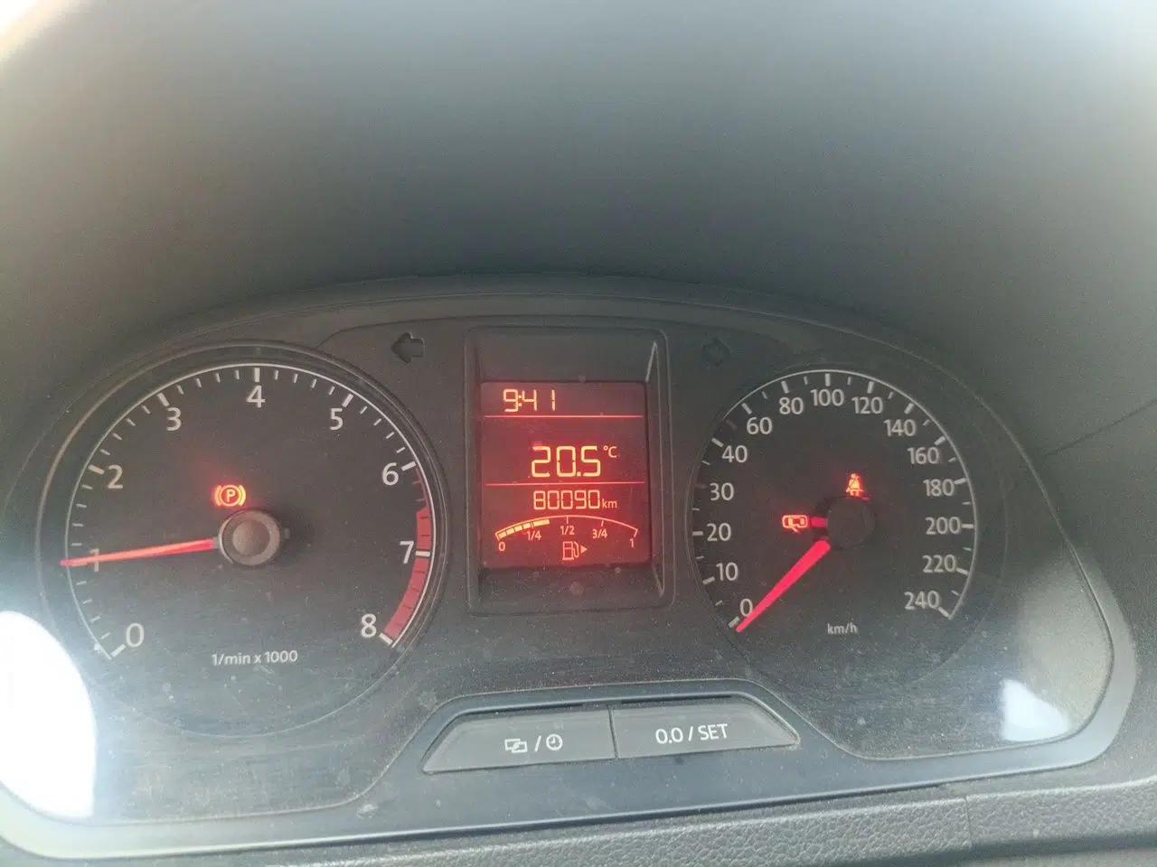 Volkswagen Jetta 2015 1.6L Manual Fashion Edition — миниатюра 12