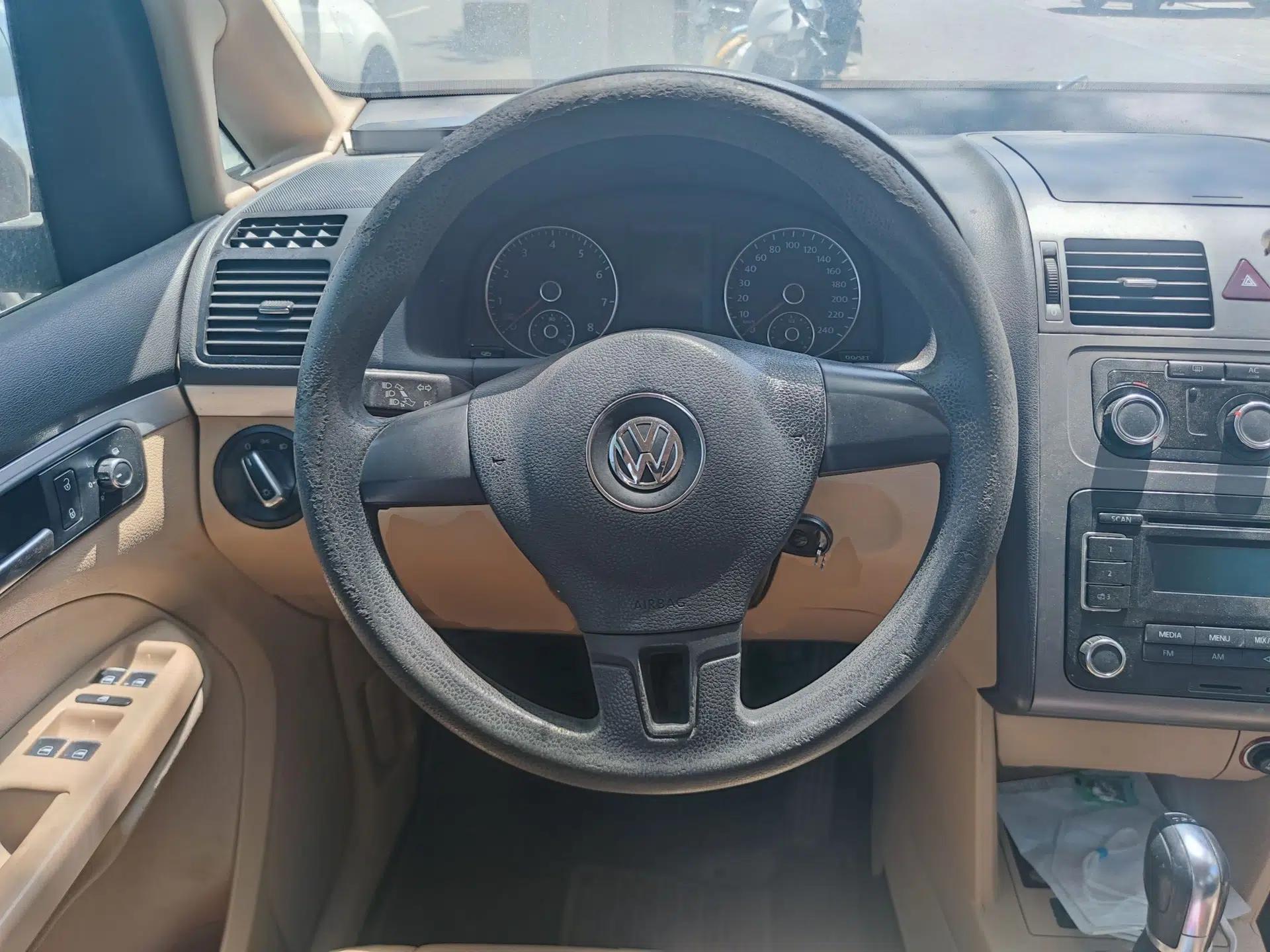 Volkswagen Touran 2011 1.4T DSG Zhiya Edition 5 Seats — миниатюра 11