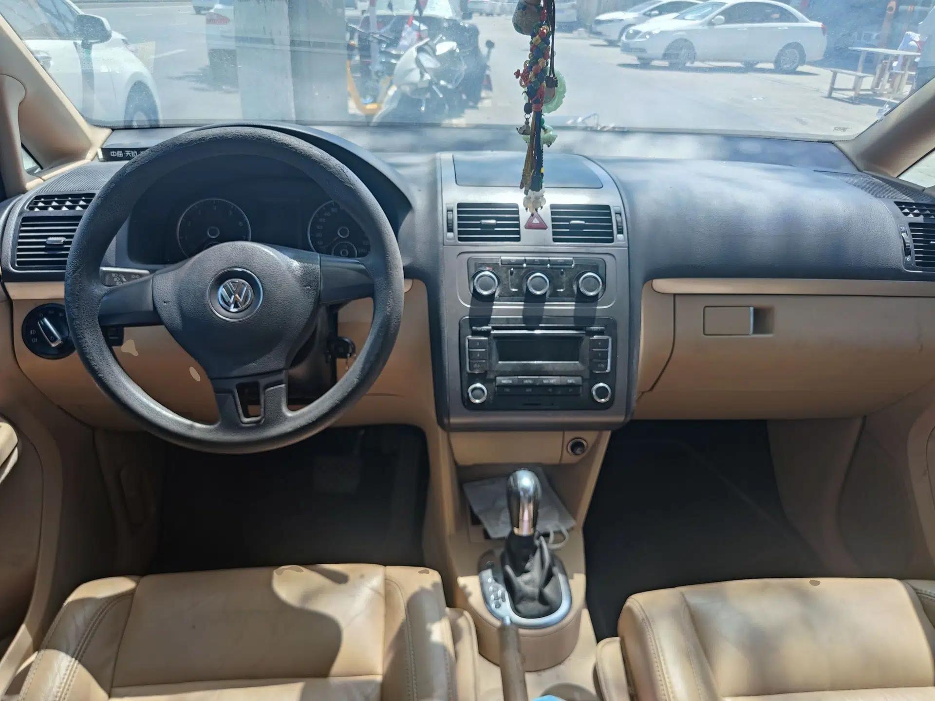 Volkswagen Touran 2011 1.4T DSG Zhiya Edition 5 Seats — миниатюра 10