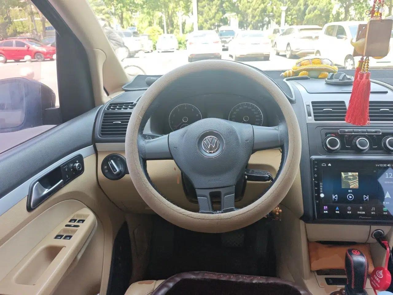 Volkswagen Touran 2011 1.4T DSG Zhiya Edition 5 Seats — миниатюра 11