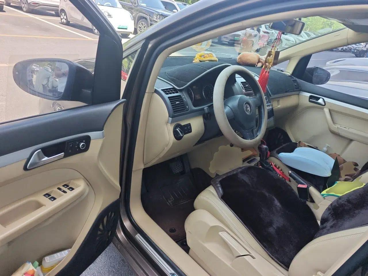 Volkswagen Touran 2011 1.4T DSG Zhiya Edition 5 Seats — миниатюра 17