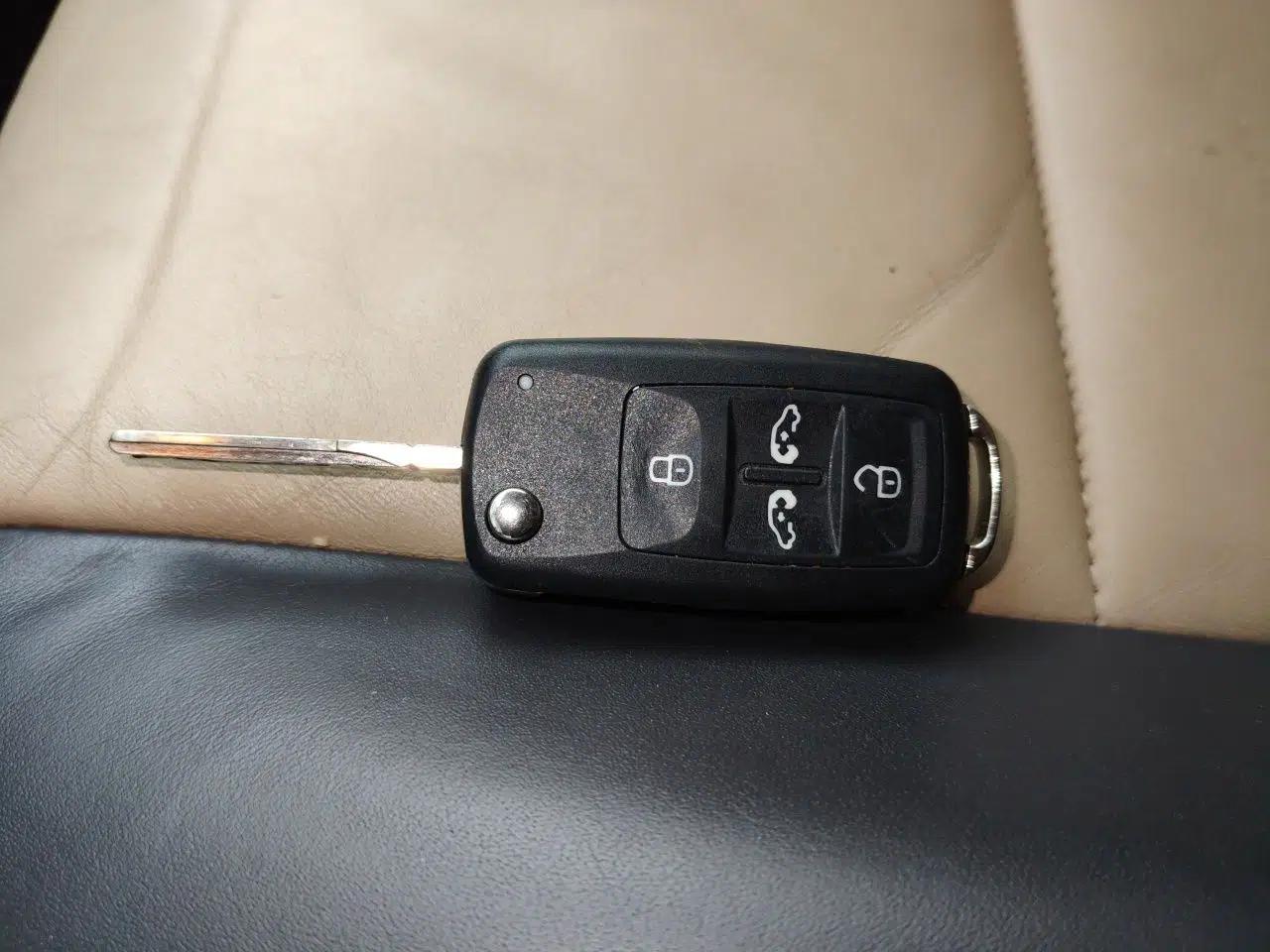 Volkswagen Multivan 2012 2.0 TSI Four-Wheel Drive Deluxe Edition — миниатюра 9