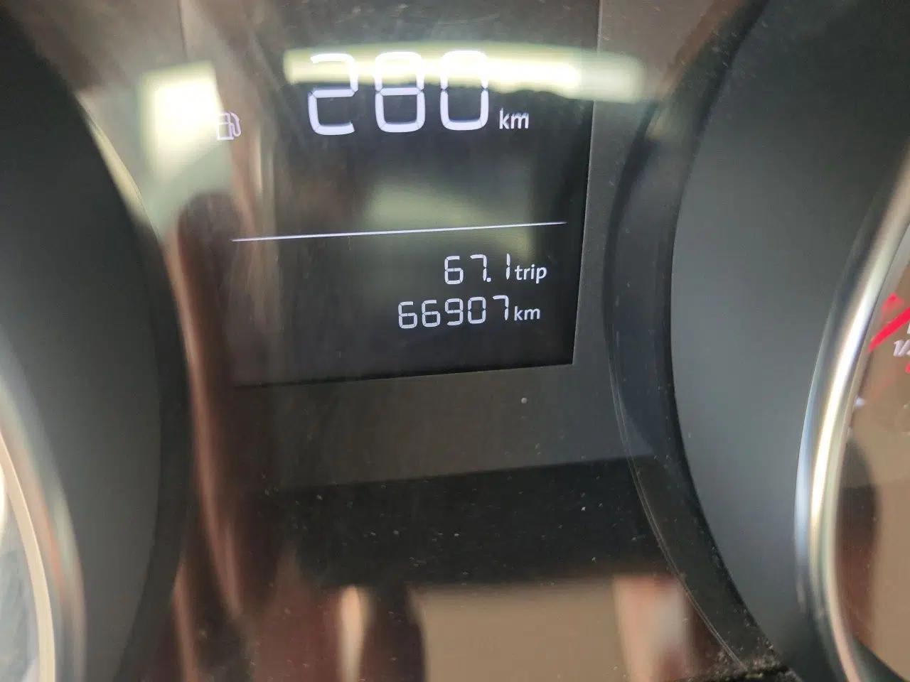 Volkswagen Golf Sportsvan 2018 1.6L Automatic Comfort Model — миниатюра 13