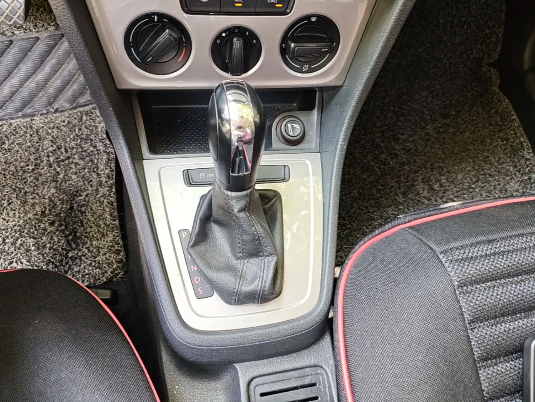 Volkswagen Gran Lavida 2013 1.6L Automatic Fashion Model — миниатюра 17
