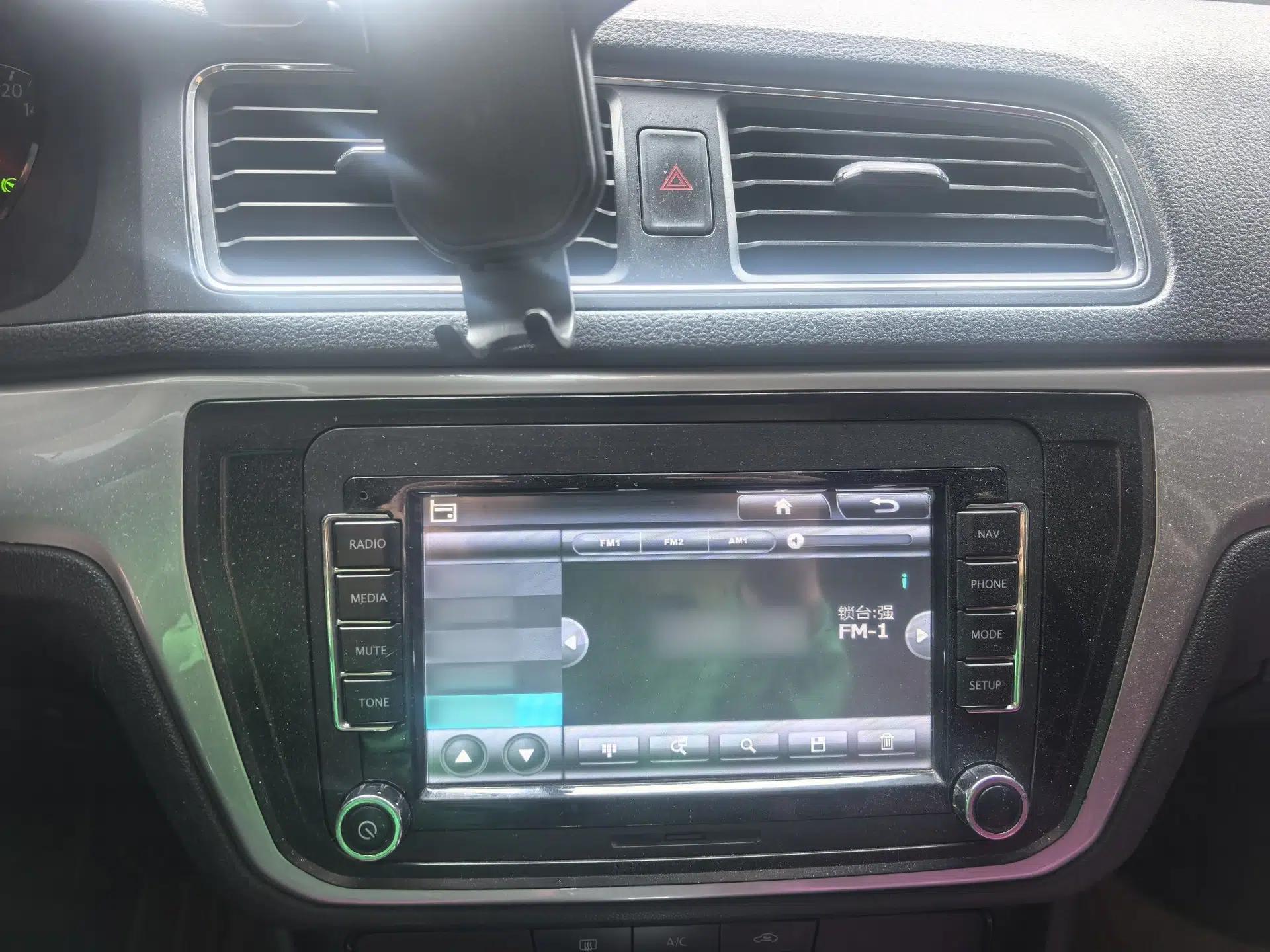 Volkswagen Gran Lavida 2015 1.6L Automatic Fashion Edition — миниатюра 12