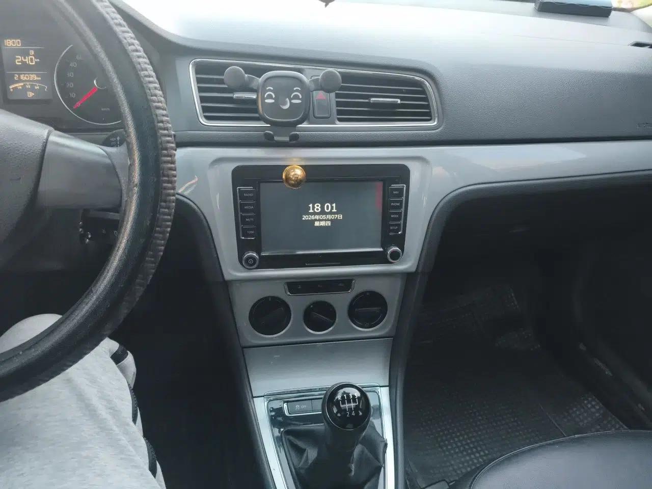 Volkswagen Gran Lavida 2013 1.6L Manual Comfort Model — миниатюра 14