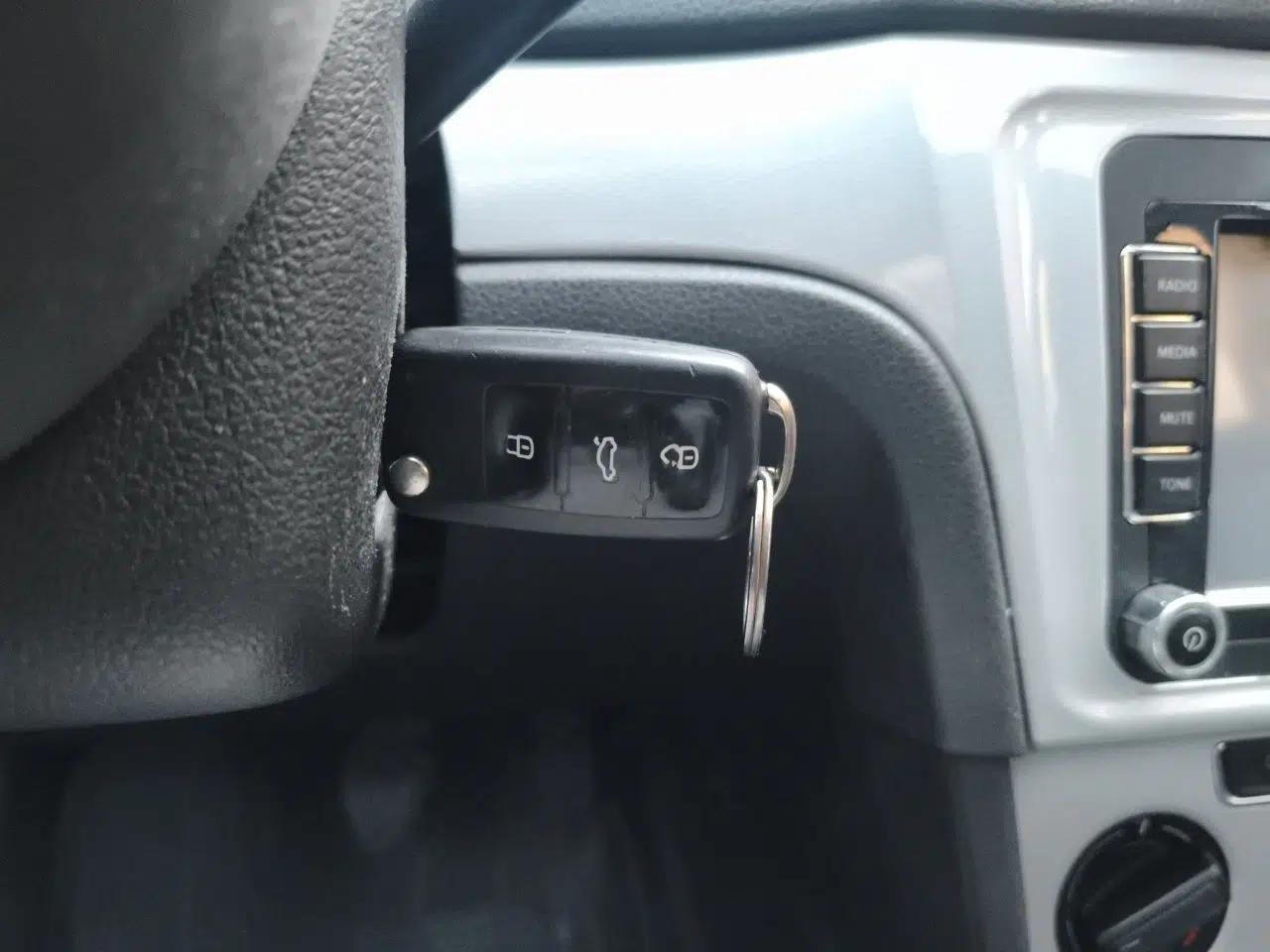 Volkswagen Gran Lavida 2013 1.6L Manual Comfort Model — миниатюра 9