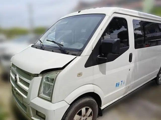 Dongfeng Xiaokang C37 2015 1.5L Standard II DK15-06