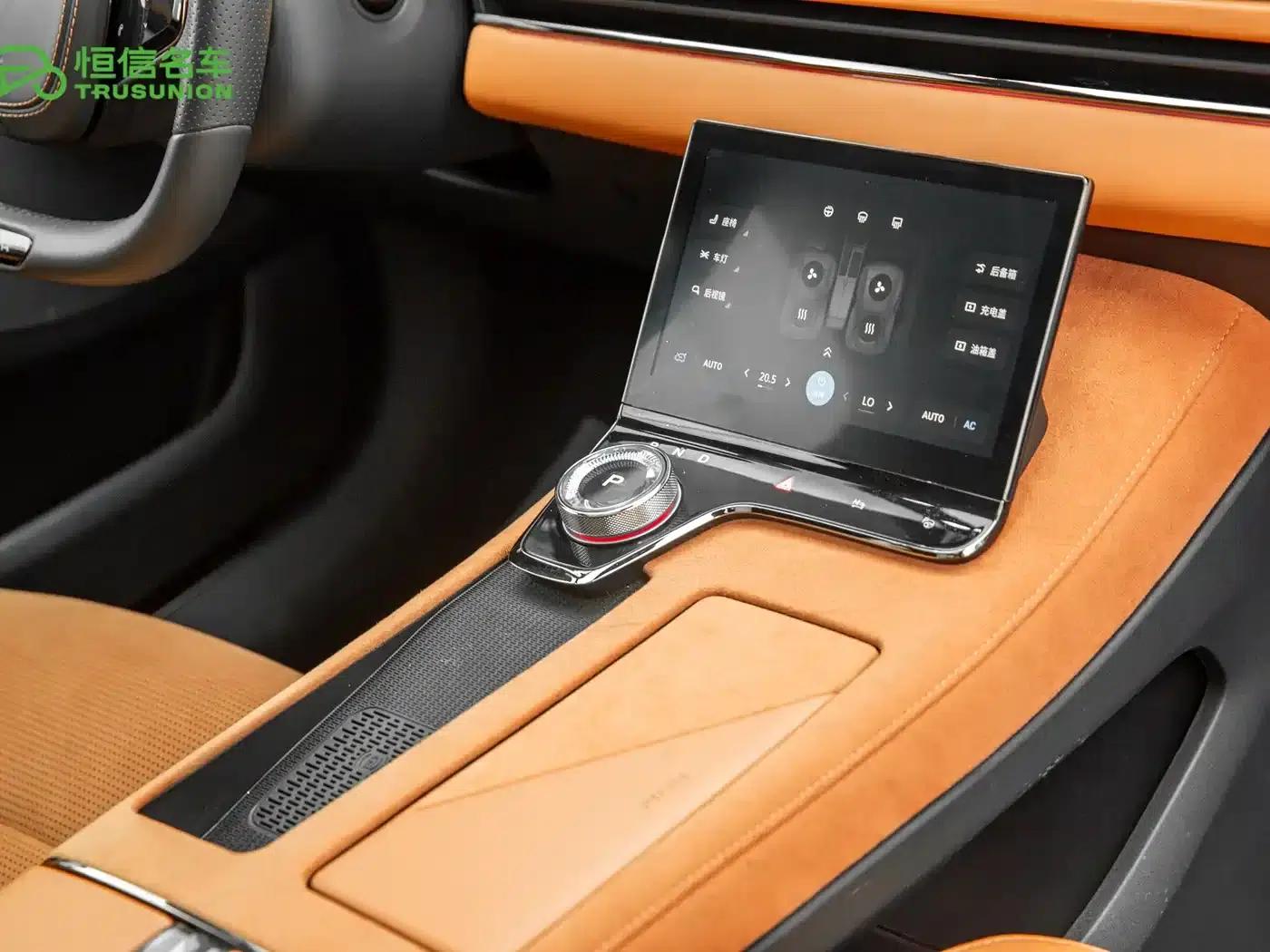 Voyah Chasing the Light 2024 PHEV AWD Long Range Flagship Edition — миниатюра 19