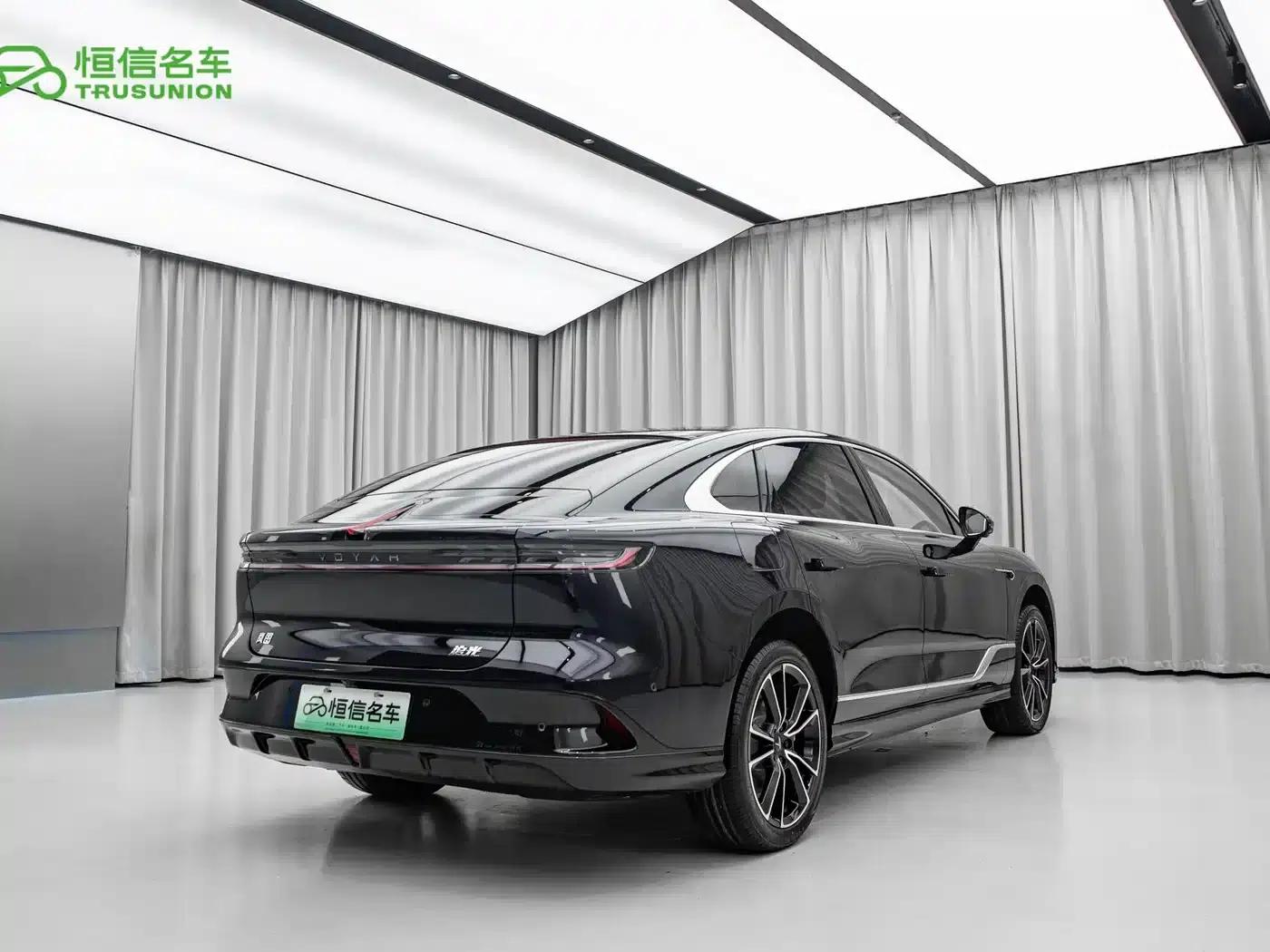 Voyah Chasing the Light 2024 PHEV AWD Long Range Flagship Edition — миниатюра 4