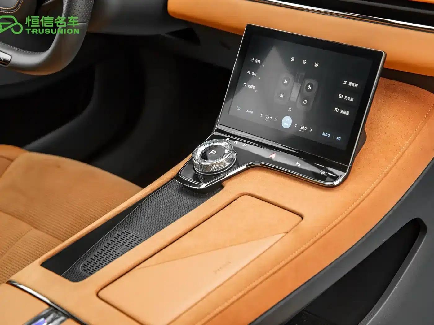 Voyah Chasing the Light 2024 PHEV AWD Long Range Flagship Edition — миниатюра 18