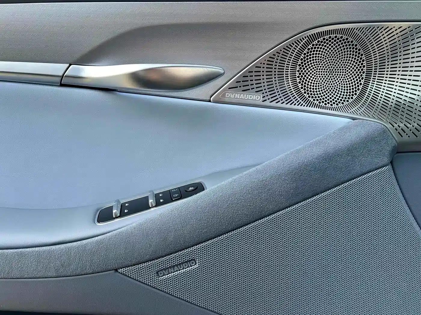 Voyah Chasing Light 2023 AWD Flagship Edition — миниатюра 11