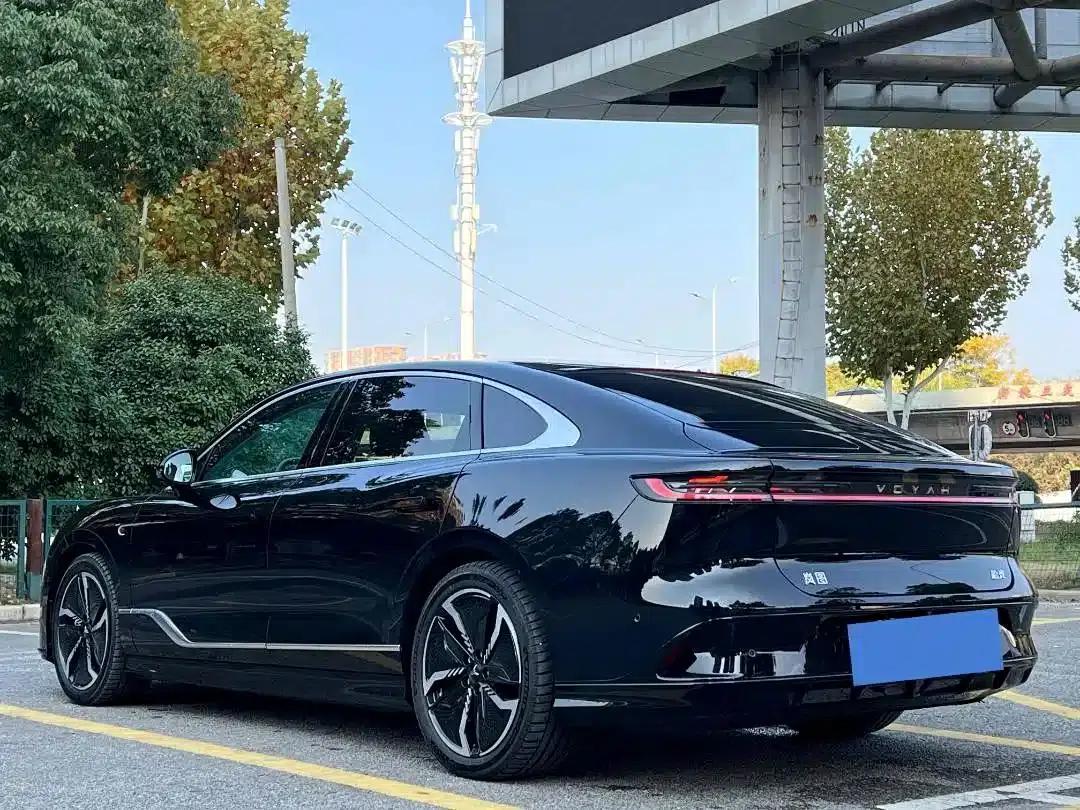 Voyah Chasing Light 2023 AWD Flagship Edition — миниатюра 9