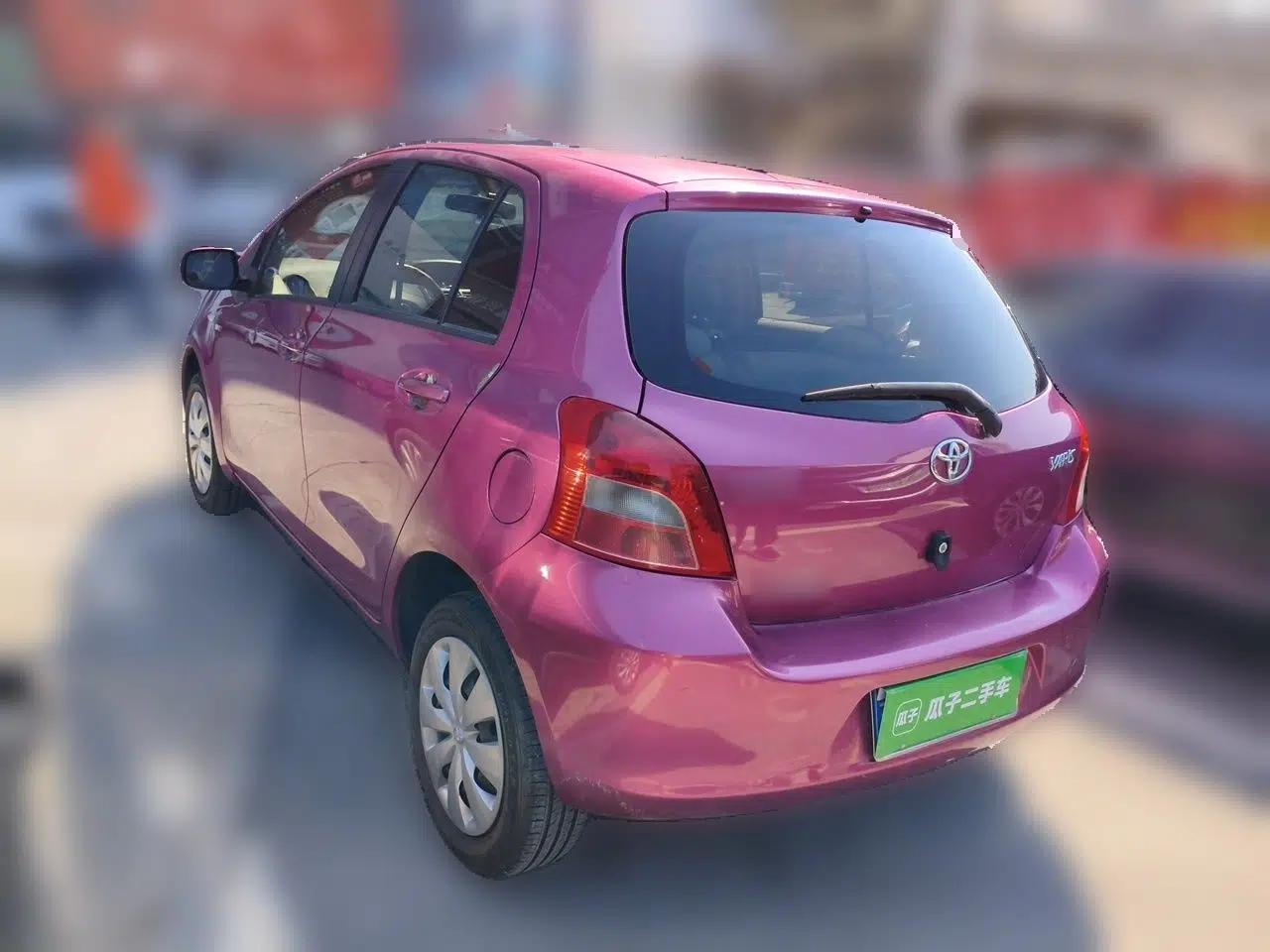 Toyota Yaris 2011 1.6E Automatic Charm Edition — миниатюра 4