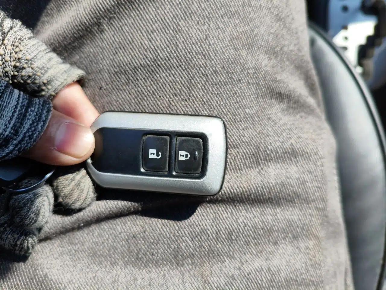 Toyota Yaris 2011 1.6E Automatic Charm Edition — миниатюра 9