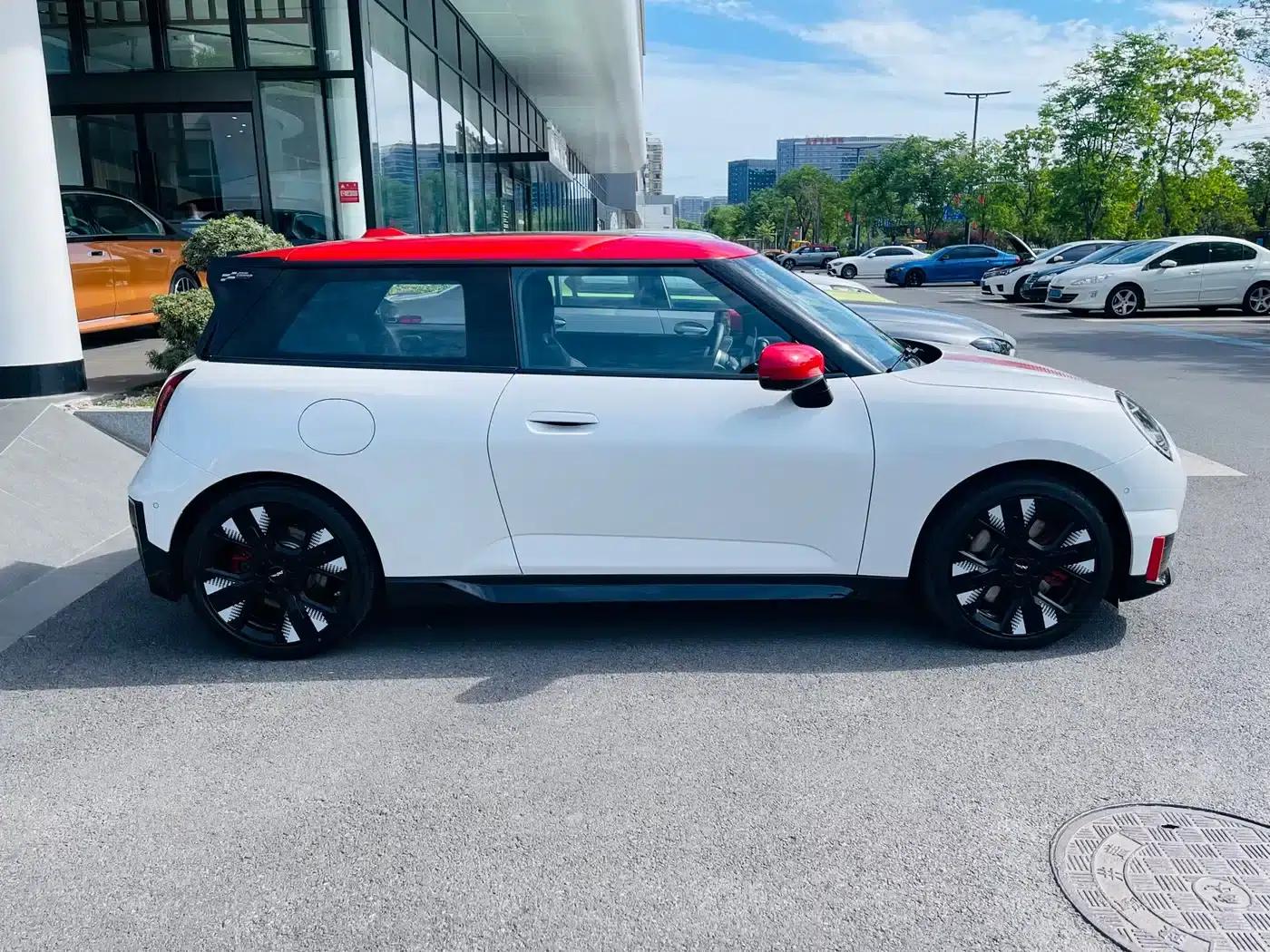 2025 JOHN COOPER WORKS Electric MINI JCW — миниатюра 3