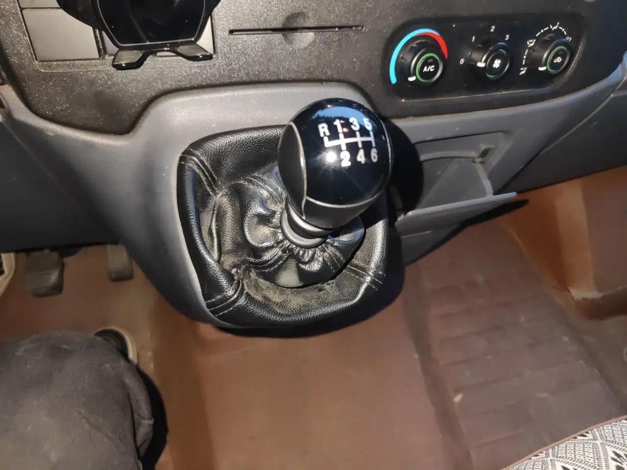 Ford Transit Custom 2019 2.2T Multi-Function Short Wheelbase Mid-Height 6-Seater China VI — миниатюра 15