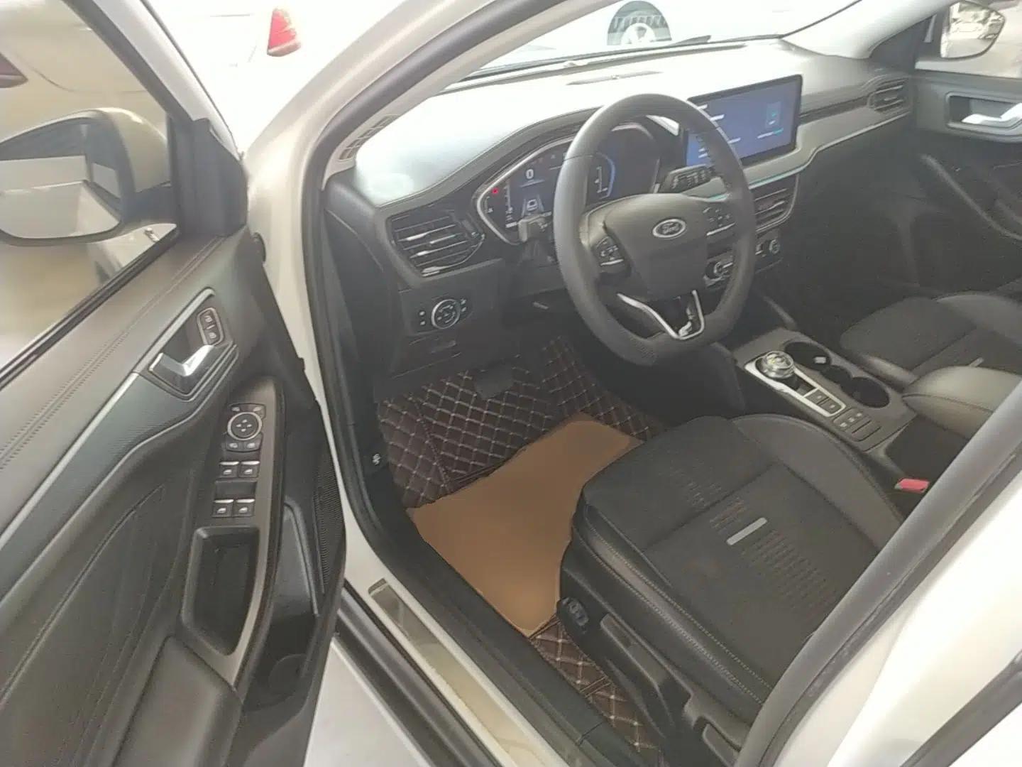 Ford Focus Active 2021 EcoBoost 180 Automatic Trendy Model — миниатюра 19