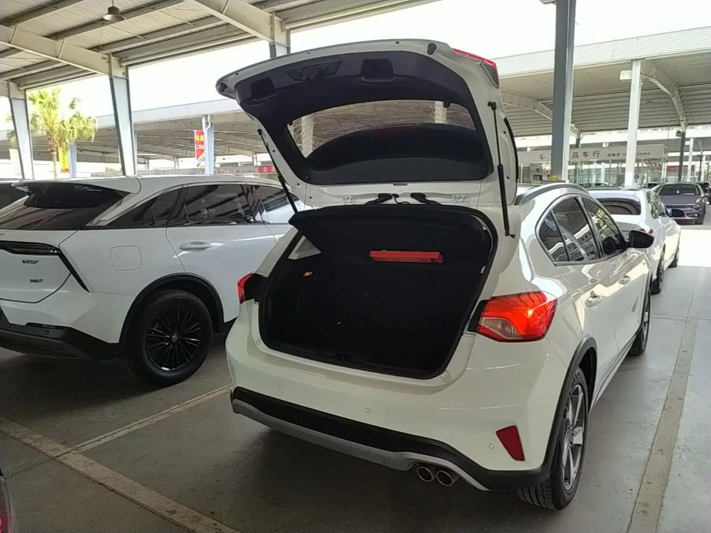 Ford Focus Active 2021 EcoBoost 180 Automatic Trendy Model — миниатюра 22