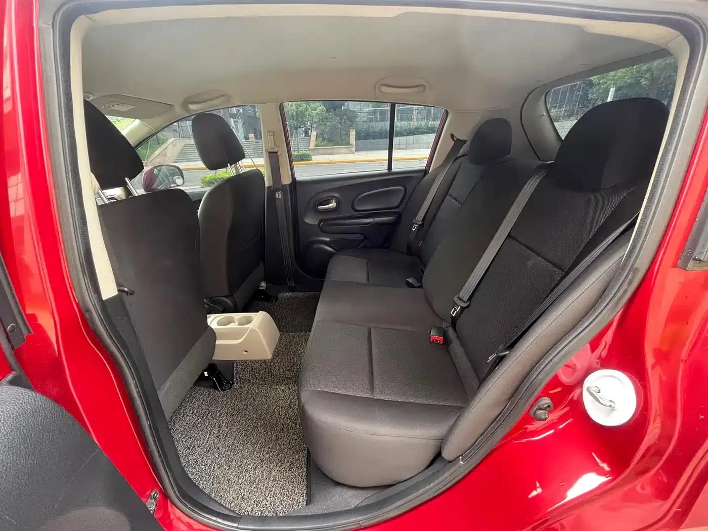 Venucia R50 2015 1.6L Automatic Fashion Edition — миниатюра 12